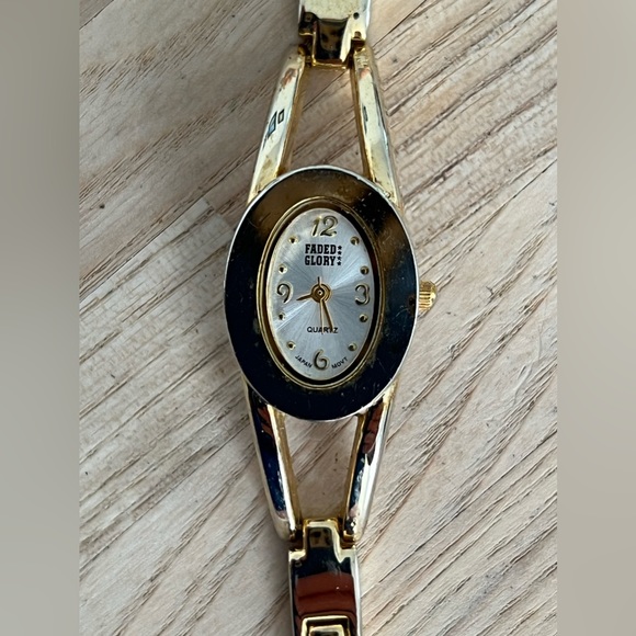 Faded Glory Ladies Watch Vintage Gold Tone Bracelet Silver Dial - Picture 3 of 10